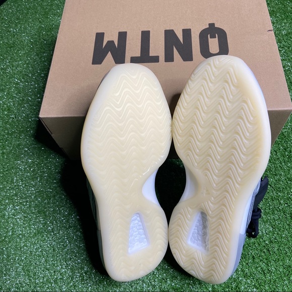 Adidas Yeezy Quantum - Picture 4 of 5